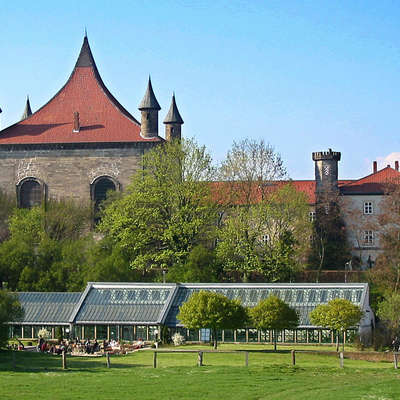 Bild vergrern: Das Glashaus vor Schloss Derneburg
