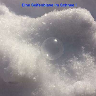 Bild vergrößern: Seifenblase-im-Schnee