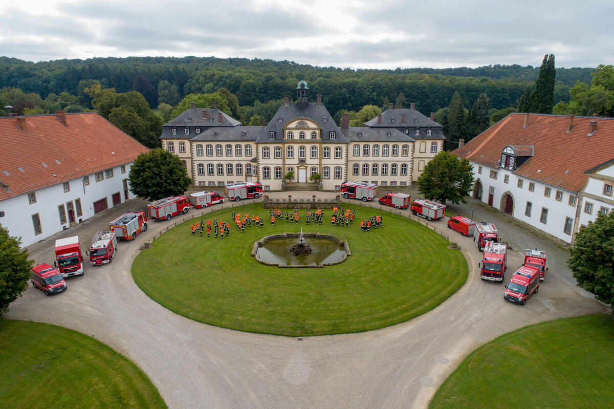 Bild vergrößern: Feuerwehren aus Holle vor Schloss Söder