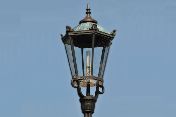 Historische Lampe vor Schloss Derneburg