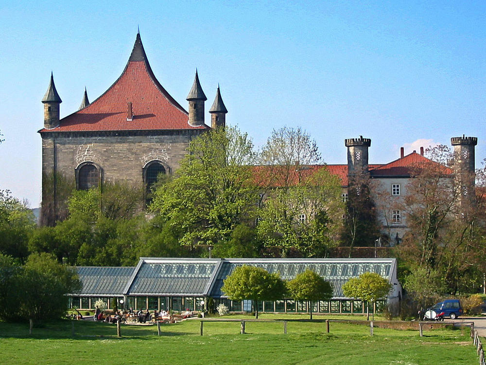 Bild vergrößern: Das Glashaus vor Schloss Derneburg