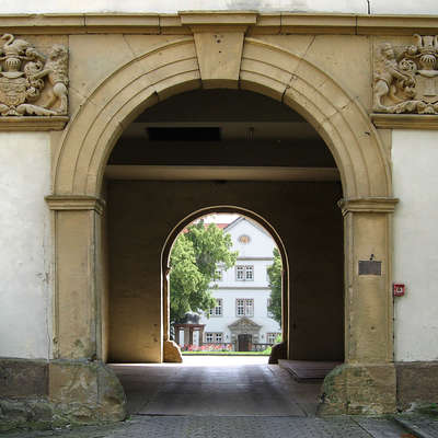 Bild vergrößern: Schloss-Henneckenrode-Eingang
