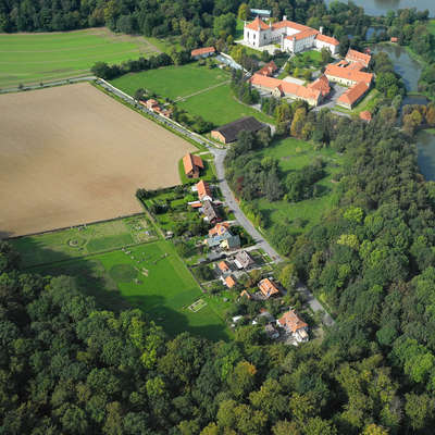 Bild vergrößern: 2011-Derneburg-Am-Hagen-Schloss