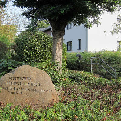 Bild vergrößern: Gedenkstein-Berthold-von-Holle-bei-dem-rückwärtigen-Parkplatz-der-Sparkasse